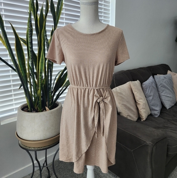 GILLI Taupe Short Sleeve Dress. Size small. New. - Picture 1 of 9